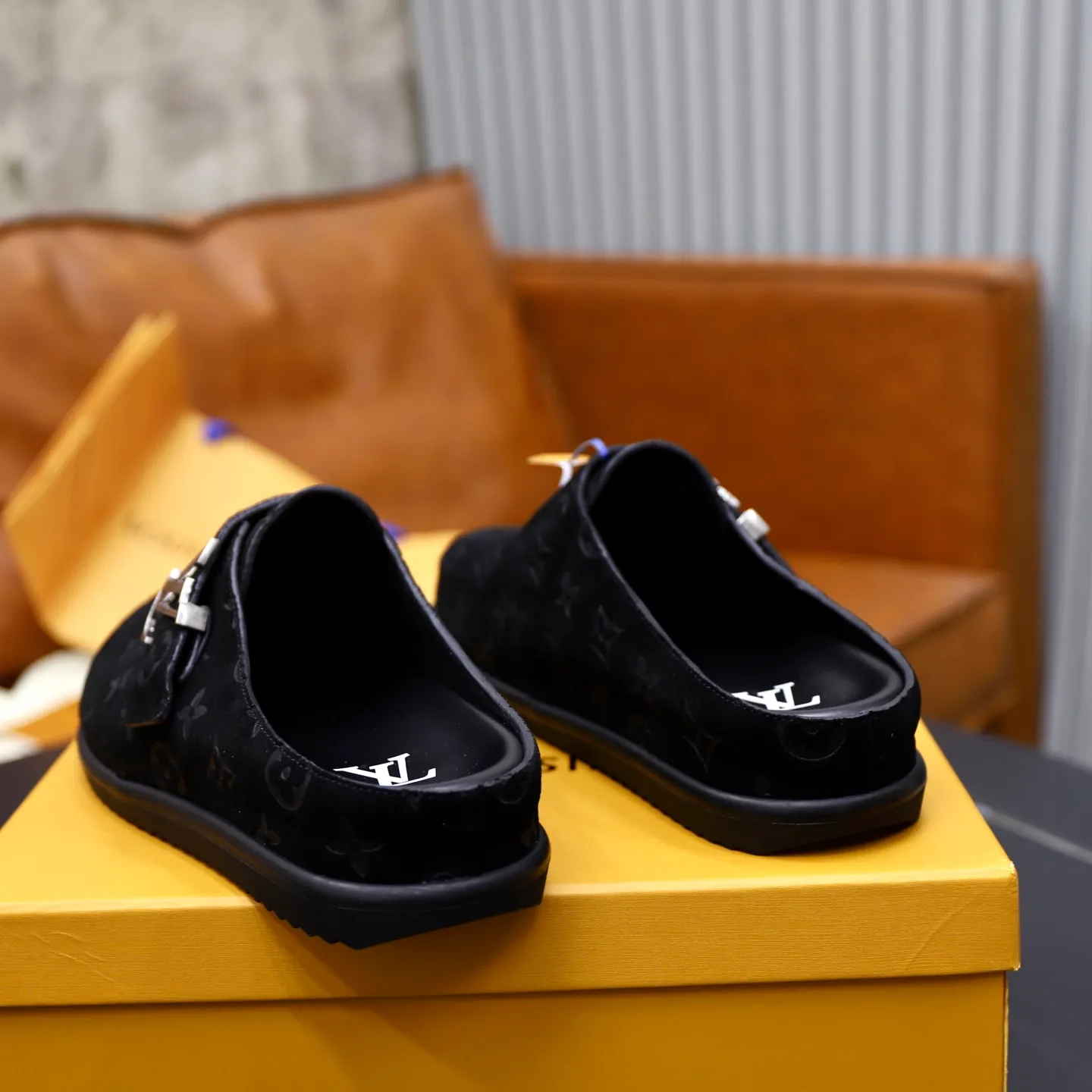 Ex-factory price: 520💰🙅‍♂️🙅‍♂️🙅‍♂️Birkenstock Brand: LV Louis Vuitton Standard code: 38-45 (cowhide lining) Grade: Same as the official website Material: Original leather design Original rubber wear-resistant molded outsole Style category: Men's fashion sandals Distinguished luxury brand elements Top luxury Color: Actual picture color